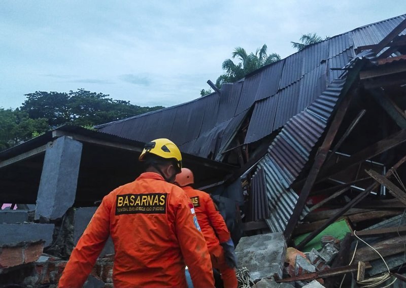 [FOTO] Potres pogodio i Indoneziju: Troje mrtvih i 24 ozlijeđenih, srušila se i bolnica