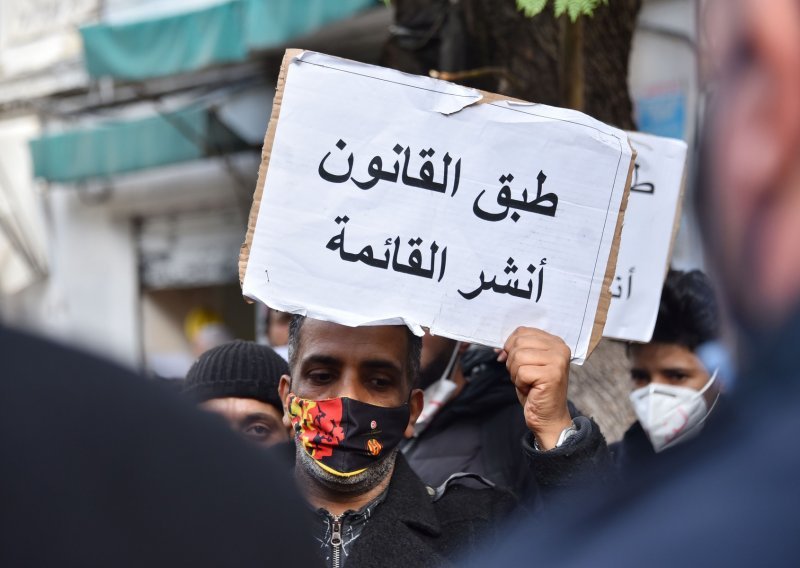Teška ekonomska situacija: Bijesni prosvjednici u Tunisu blokirali ceste i palili gume