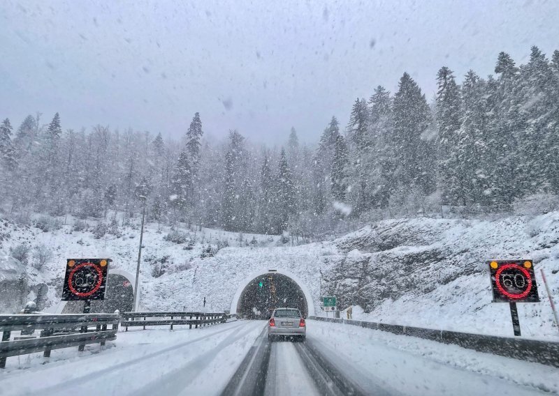 [FOTO/VIDEO] Snijeg i poledica otežavaju promet: Nijedna cesta prema obali nije prohodna za kamione i tegljače s prikolicama, pogledajte kako izgleda vožnja kroz snježne nanose