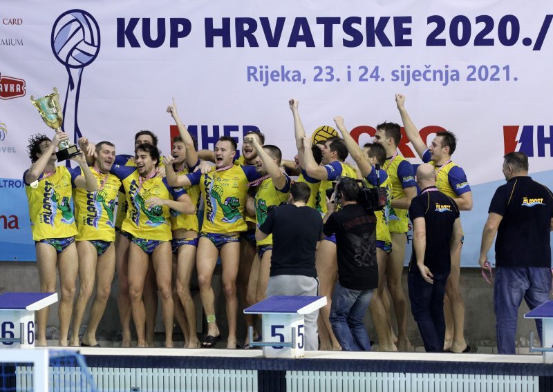Vaterpolisti Mladosti sjajnom izvedbom u zadnjoj četvrtini pobijedili Jug i osvojili naslov pobjednika Hrvatskog kupa