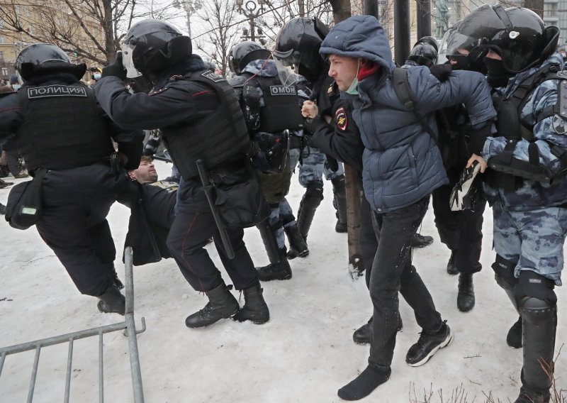 Ruska policija privela više od 250 prosvjednika u Sibiru koji su na ulice izašli iako je temperature bila 42 stupnja ispod nule