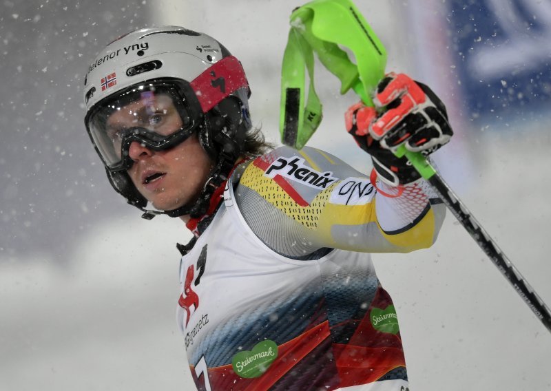 Filip Zubčić jedini hrvatski skijaš s bodovima, pao pred ciljem, ali ipak završio utrku; slalom pripao Henriku Kristoffersenu