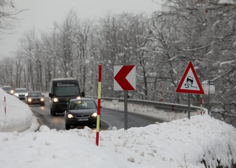 Bura i snijeg stvaraju velike probleme u prometu: 'Preporuka je da svi koji mogu odgode putovanje'