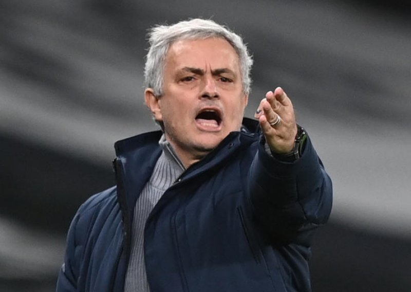 Jose Mourinho na rubu živaca; s Tottenhamom je povezao dva poraza, a čeka ga veliki derbi s Chelseajem