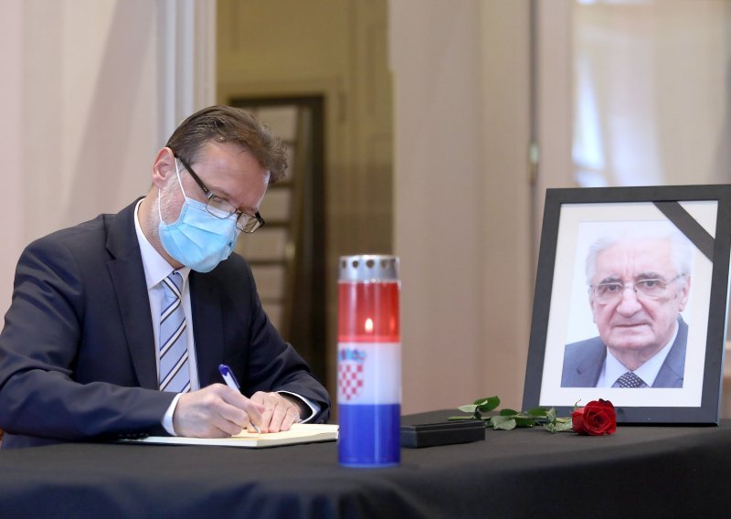 [FOTO/VIDEO] Jandroković i Plenković upisali se u knjigu žalosti: Tuđman je bio dobar i blag čovjek, netipičan političar