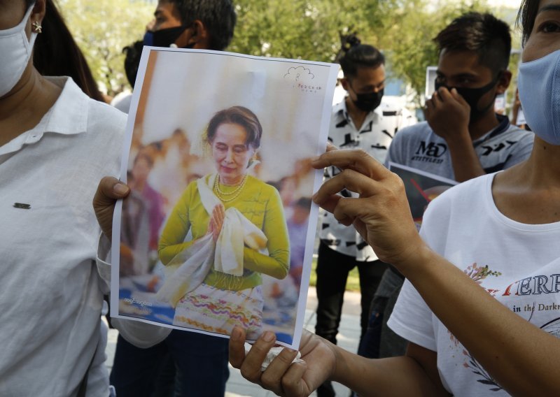 Policija optužila Aung San Suu Kyi za ilegalni uvoz komunikacijske opreme