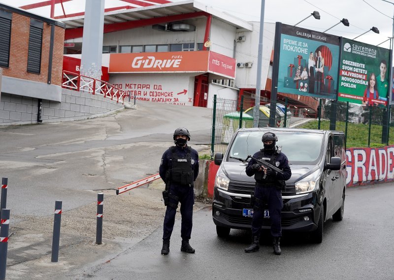 Policija u Beogradu razbila bandu povezanu s otmicama, iznudama i drogom kojoj je na čelu zloglasni vođa navijača zvani Velja Nevolja; pretres na stadionima Crvene Zvezde i Partizana