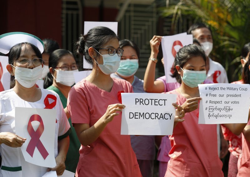 [FOTO] Širi se građanski neposluh u Mjanmaru: Učenici i nastavnici izašli na ulice zbog vojnog puča