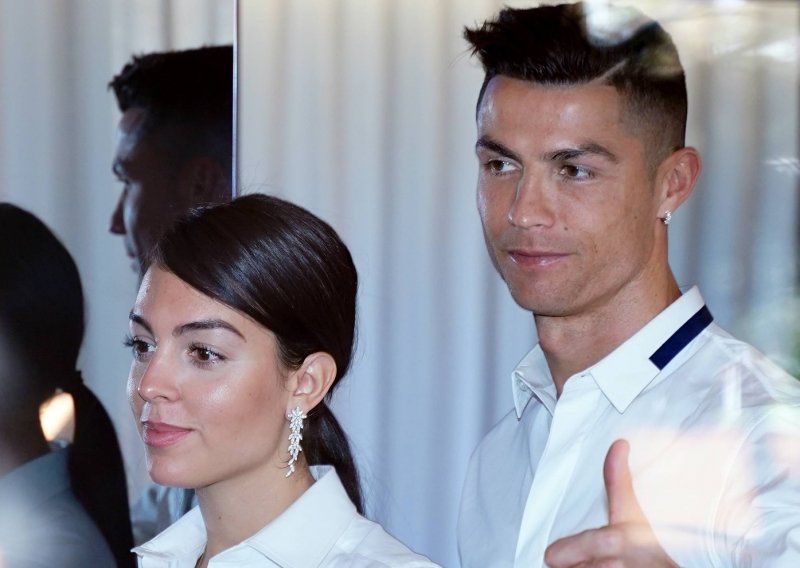 Terasa s pogledom: Cristiano Ronaldo i Georgina pozirali s djecom, no pažnju ukrali omiljeni komadi iz Ikee