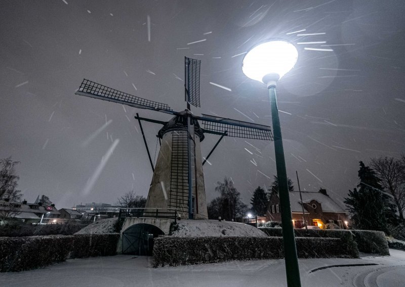Nizozemsku nakon 10 godina zahvatila snježna oluja Darcy, snijegom zatrpan i sjeverozapad Europe