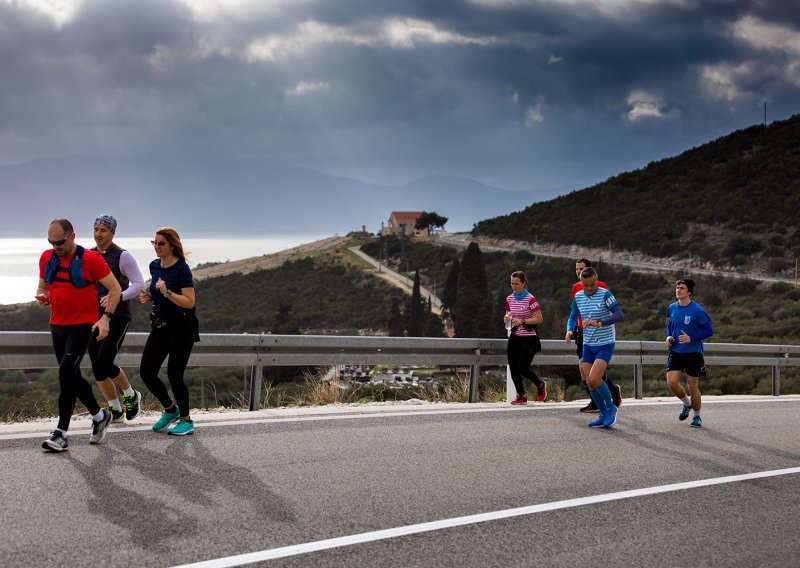 Maratonac Kristijan Sindik nastavio svoj humanitarni put; Zlatna vrpca stigla na pola svoje plemenite misije