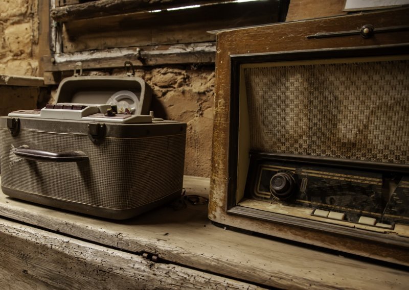Izložba starih radio aparata povodom Svjetskog dana radija