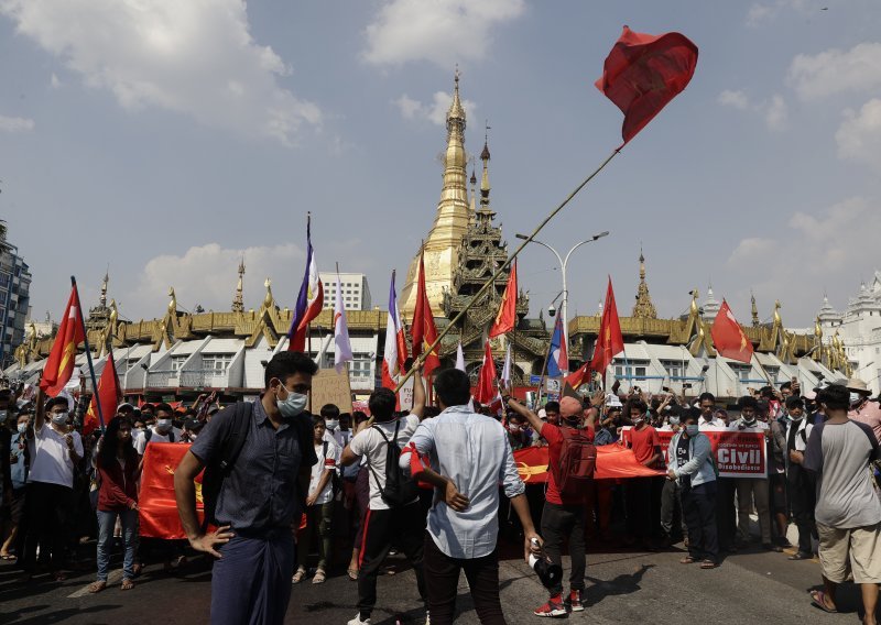 Prosvjednici u Mjanmaru prkose zabrani i vodenim topovima