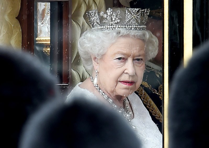 Kraljica Elizabeta prelomila nakon intervjua Meghan Markle: Uzet će stvari u svoje ruke i razgovarati s princem Harryjem, a izdala je i zabranu osoblju