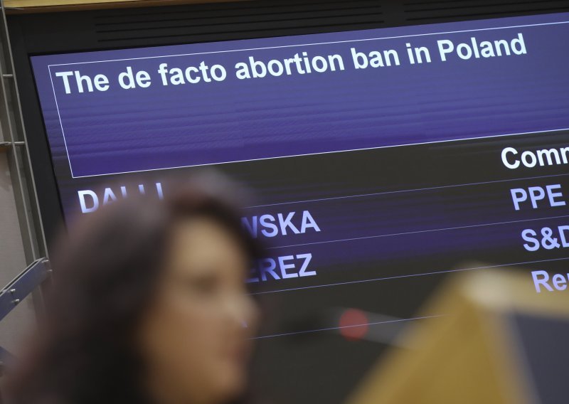 De facto zabrana pobačaja u Poljskoj krši prava žena, ističu europarlamentarci