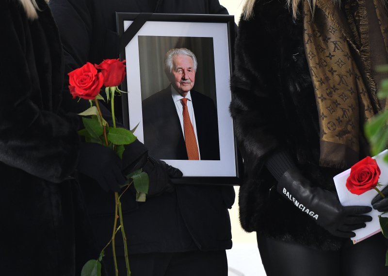 [FOTO/VIDEO] U Varaždinu pokopan direktor Vindije Dragutin Drk