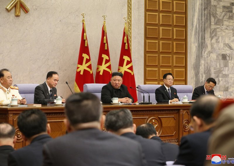 Kim Jong Un raspalio po najbližim suradnicima jer nisu ostvarili ciljeve petoljetke: Nesposobni ste!