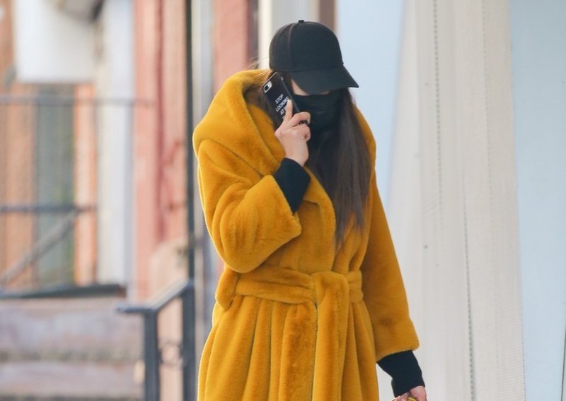 Vedrim bojama podiže raspoloženje: Irina Shayk u trendi žutom kaputu je mamac za poglede