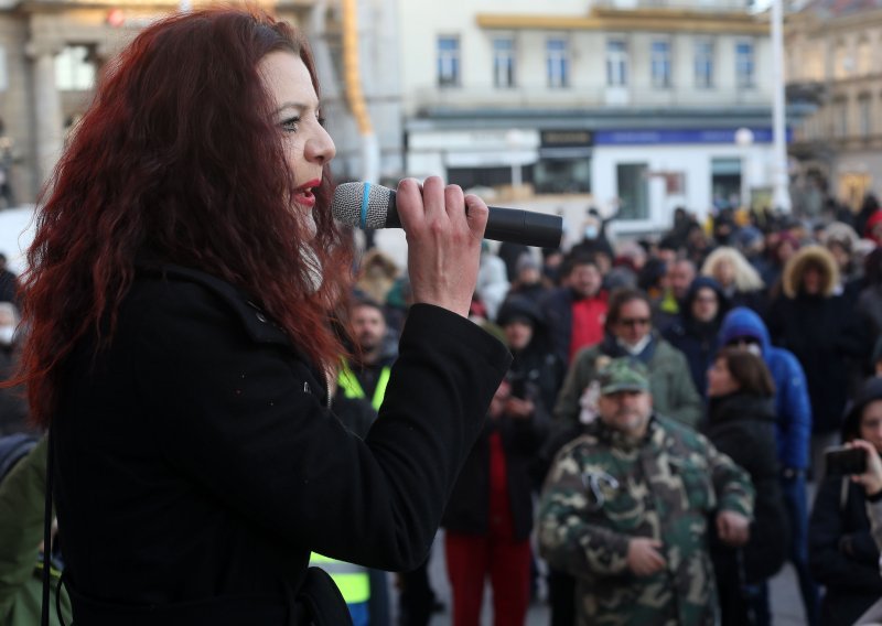 [FOTO/VIDEO] Prosvjednici u Zagrebu tražili ukidanje svih mjera i  kaznenu odgovornost vladajućih