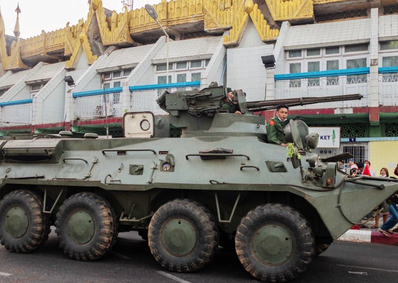 Oklopna vozila na ulicama Mjanmara, vojnici pucali na prosvjednike