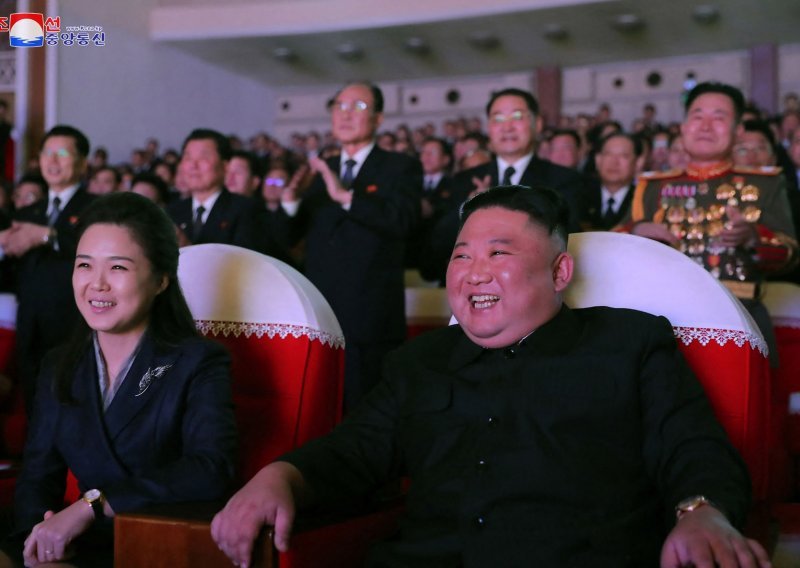 [FOTO] Supruga Kim Jong Una prvi put u javnosti nakon više od godinu dana
