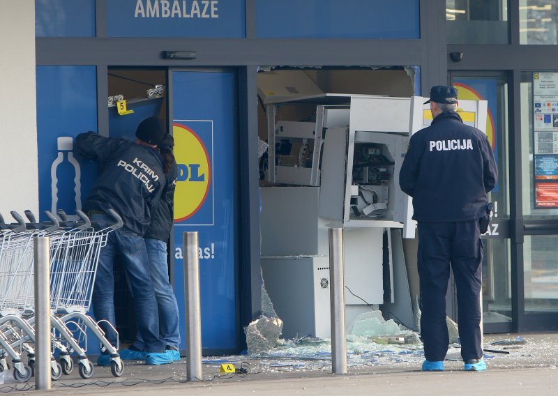[VIDEO/FOTO] Alarm probudio Karlovčane; lopovi provalili u bankomat; policija traga za njima