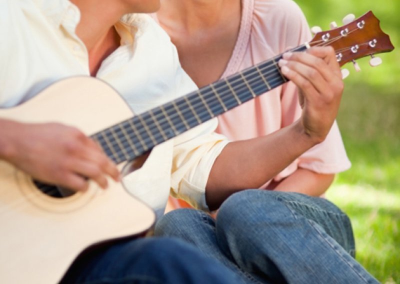 Istina je, žene 'otkidaju' na muškarce s gitarom