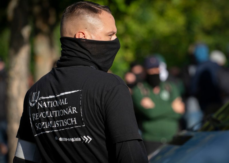 Više od 500 policajaca diljem Njemačke u velikoj akciji protiv neonacista za koje sumnjaju da raspačavaju drogu i oružje