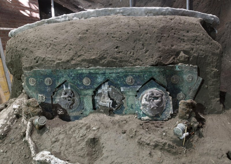 [FOTO/VIDEO] U Pompejima pronađena gotovo neoštećena kočija s erotskim scenama