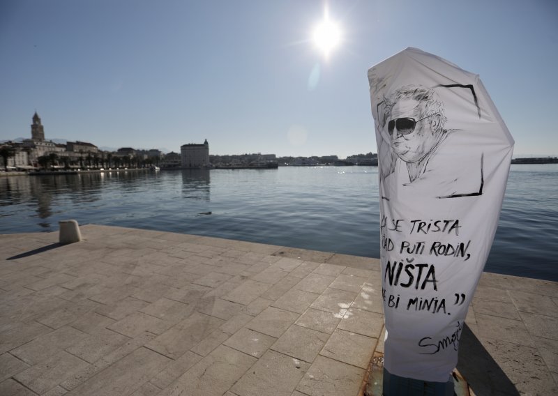 [FOTO/VIDEO] Splitski aktivisti prekrili foto-stup na Matejuški plahtom s likom i porukom Miljenka Smoje