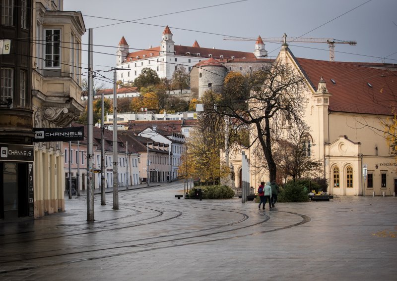 Slovačka uvodi policijski sat radi suzbijanja Covida; Slovaci neće smjeti izlaziti iz kuće od 20 do 5 sati