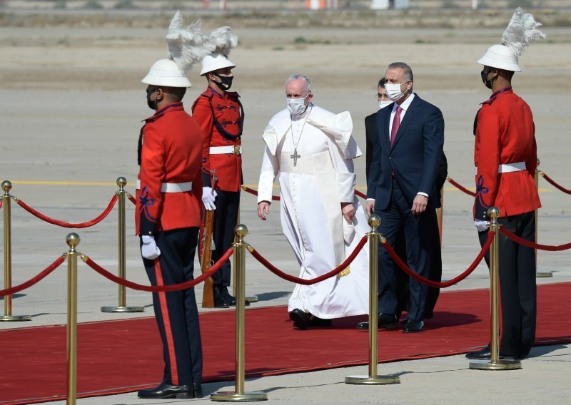 [FOTO] Papa Franjo stigao u povijesni posjet Iraku pa poručio: Neka utihne oružje