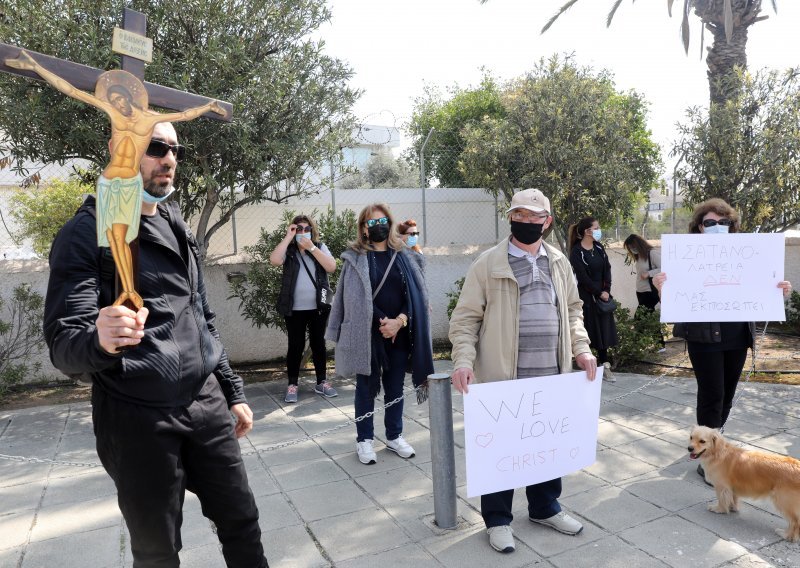 [FOTO] Buran prosvjed vjernika na Cipru zbog pjesme 'Vrag' koju šalju na Eurosong: Pokušali provaliti u zgradu televizije