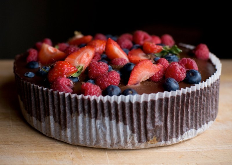 Ako volite spoj čokolade i šumskog voća, obavezno isprobajte ovu tortu koja će vas svojim okusom oboriti s nogu
