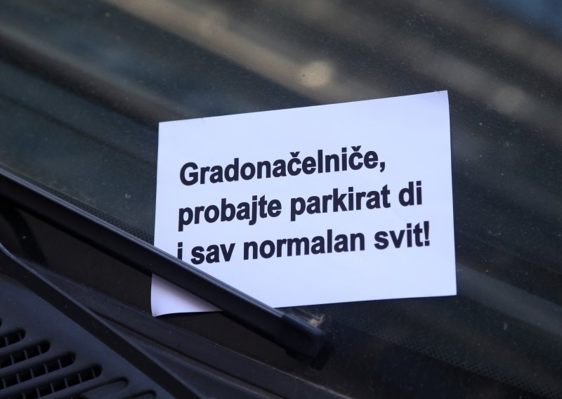 [FOTO] Na automobilima Šibenčana osvanule poruke; sve su upućene gradonačelniku, pogledajte što su mu poručili