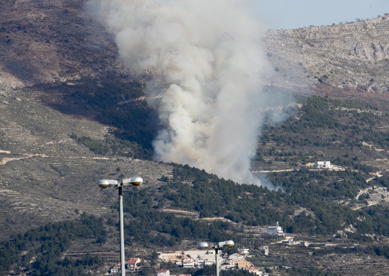 [VIDEO/FOTO] Požar na brdu iznad Strožanca kod Splita; na terenu vatrogasci, stigao i kanader