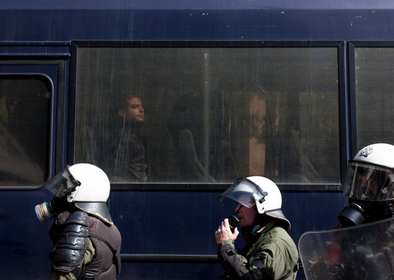 [VIDEO] Neredi u Grčkoj: Sukobili se građani i policija nakon nasilnog obračuna s kršiteljima mjera