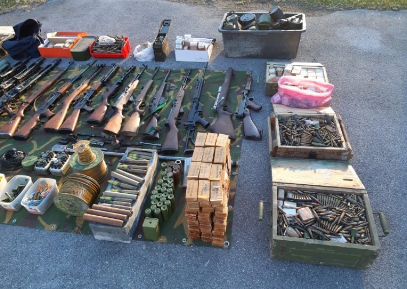 Policija pretražila dom na Črnomercu; pronašli hrpu oružja i streljiva