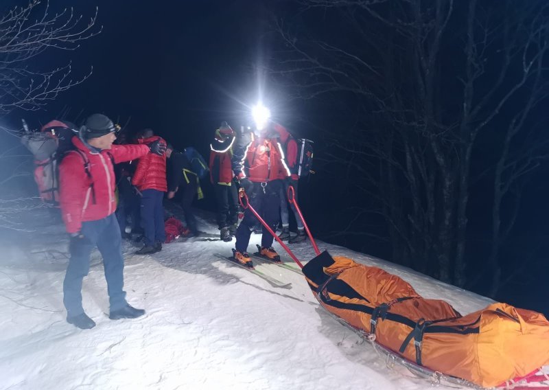 Dramatično spašavanje planinara s Velebita; HGSS je teško ozlijeđenog planinara izvlačio gotovo sedam sati