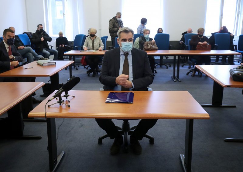 Nadan Vidošević nakon četiri godine suđenja napokon iznosi obranu: Tvrdi da je nevin, da nije bilo izvlačenja novca. Optužuje da je u pretrazi nestala dokumentacija o umjetninama i vili u Gorskom kotaru