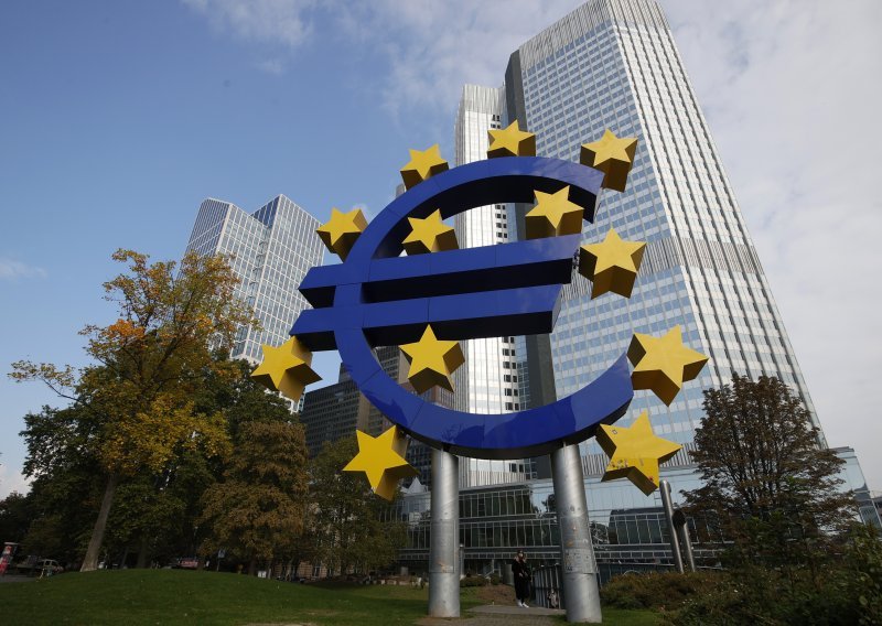 Paraglajderi Greenpeacea sletjeli na krov Europske središnje banke u Frankfurtu zbog monetarne politike koja ubija klimu