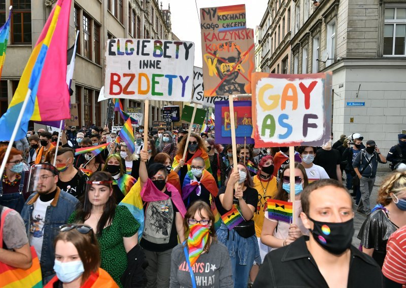 Poljska će zabraniti gayevima da usvajaju djecu, čak i kao samcima