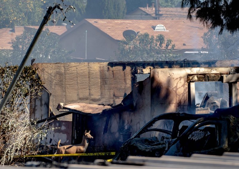[FOTO] Dvoje mrtvih i uništena kuća u eksploziji pirotehnike u Kaliforniji