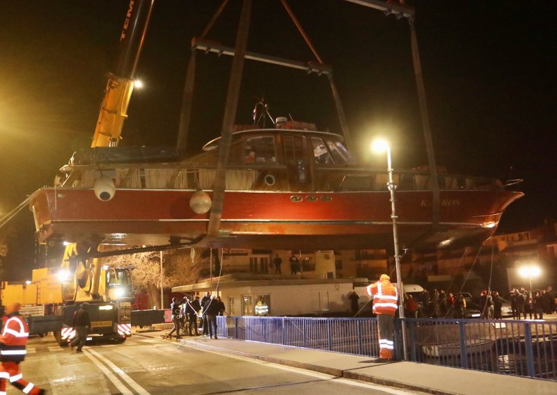[VIDEO/FOTO] Brodica u Omišu konačno dizalicom prebačena preko mosta, pogledajte kako je tekla operacija