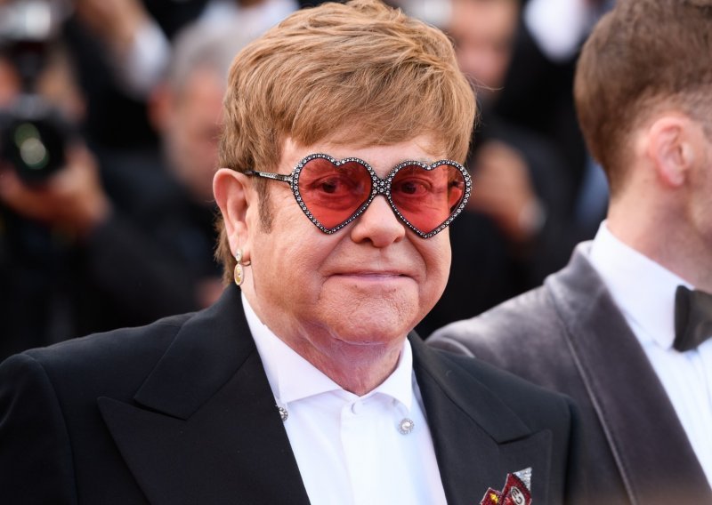 Elton John kritizirao licemjerje Vatikana nakon objave da neće dati blagoslov istospolnim brakovima