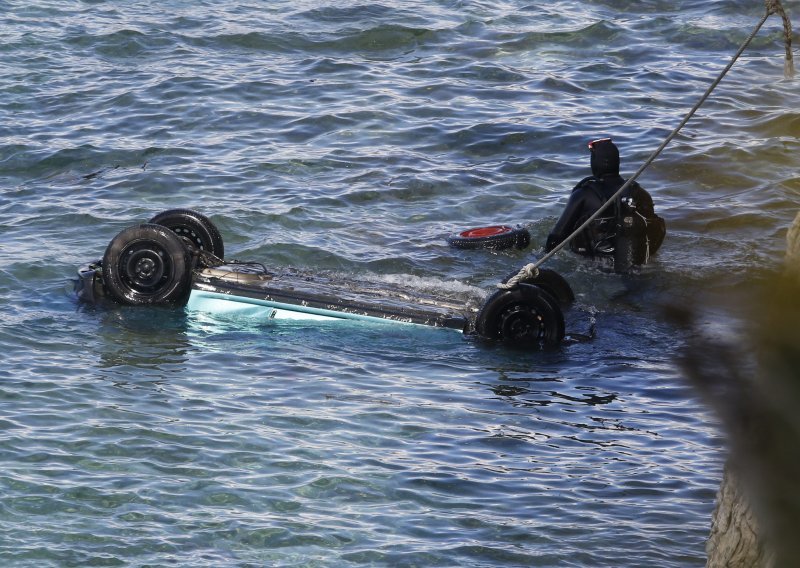 [FOTO] Autom kod Makarske sletio u more i poginuo