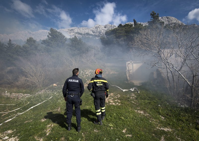 Požar kod Marušića ugašen, izgorio 1,5 hektar borove šume
