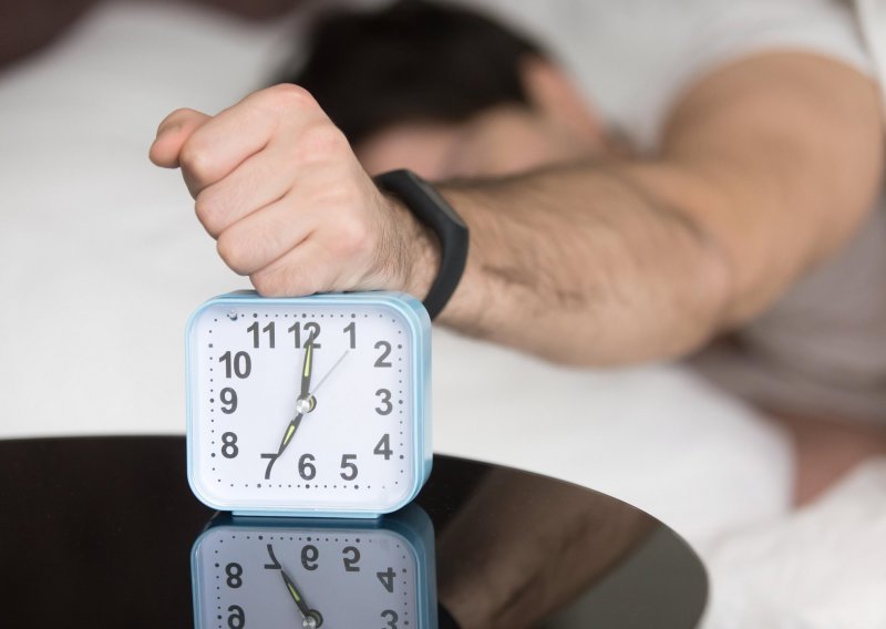 Pomičemo kazaljku: Evo kako nadoknaditi sat izgubljenog sna i smanjiti štetan učinak na zdravlje