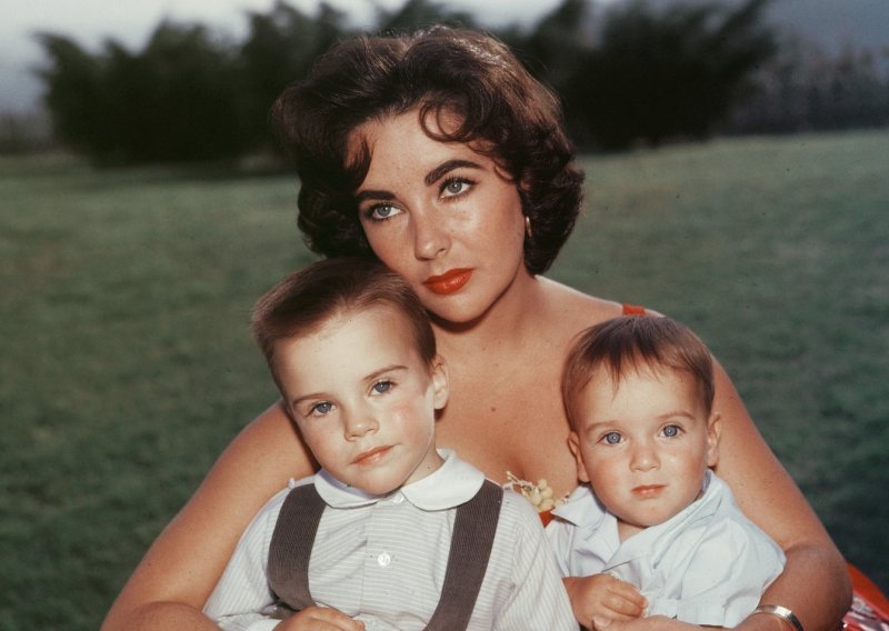 I desetljeće nakon smrti Elizabeth Taylor nadahnuće je svojim unukama, a upravo one otkrile su nepoznate detalje o slavnoj baki