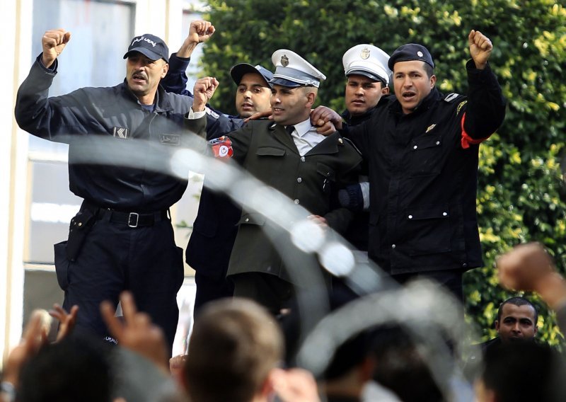 Tuniske snage reda pucaju u zrak i tjeraju prosvjednike